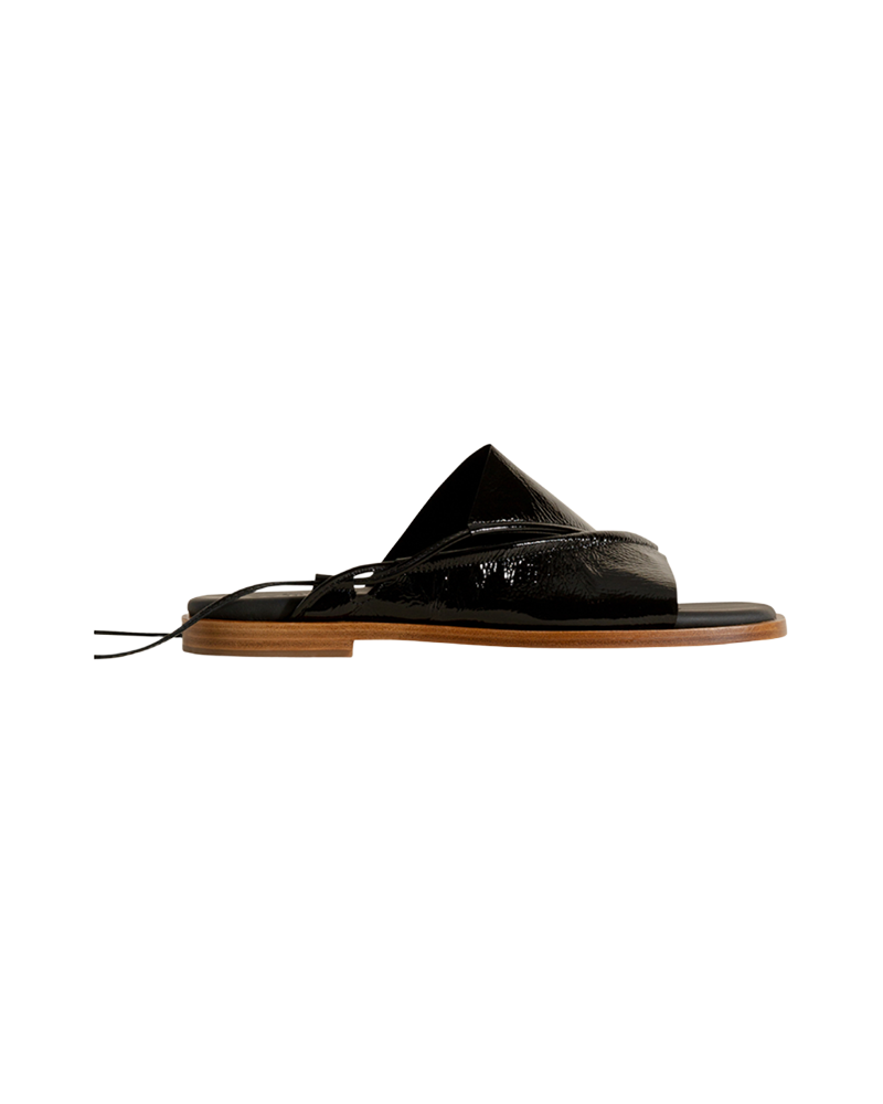 hereu-clava-crinkled-glossy-sandals-black_4