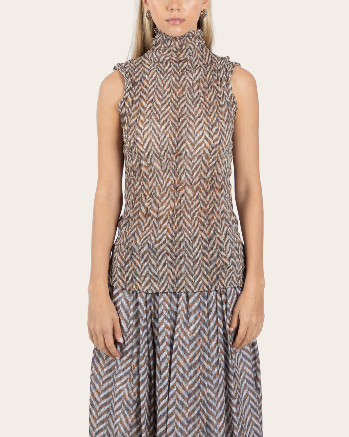 Sleeveless Turtle Neck