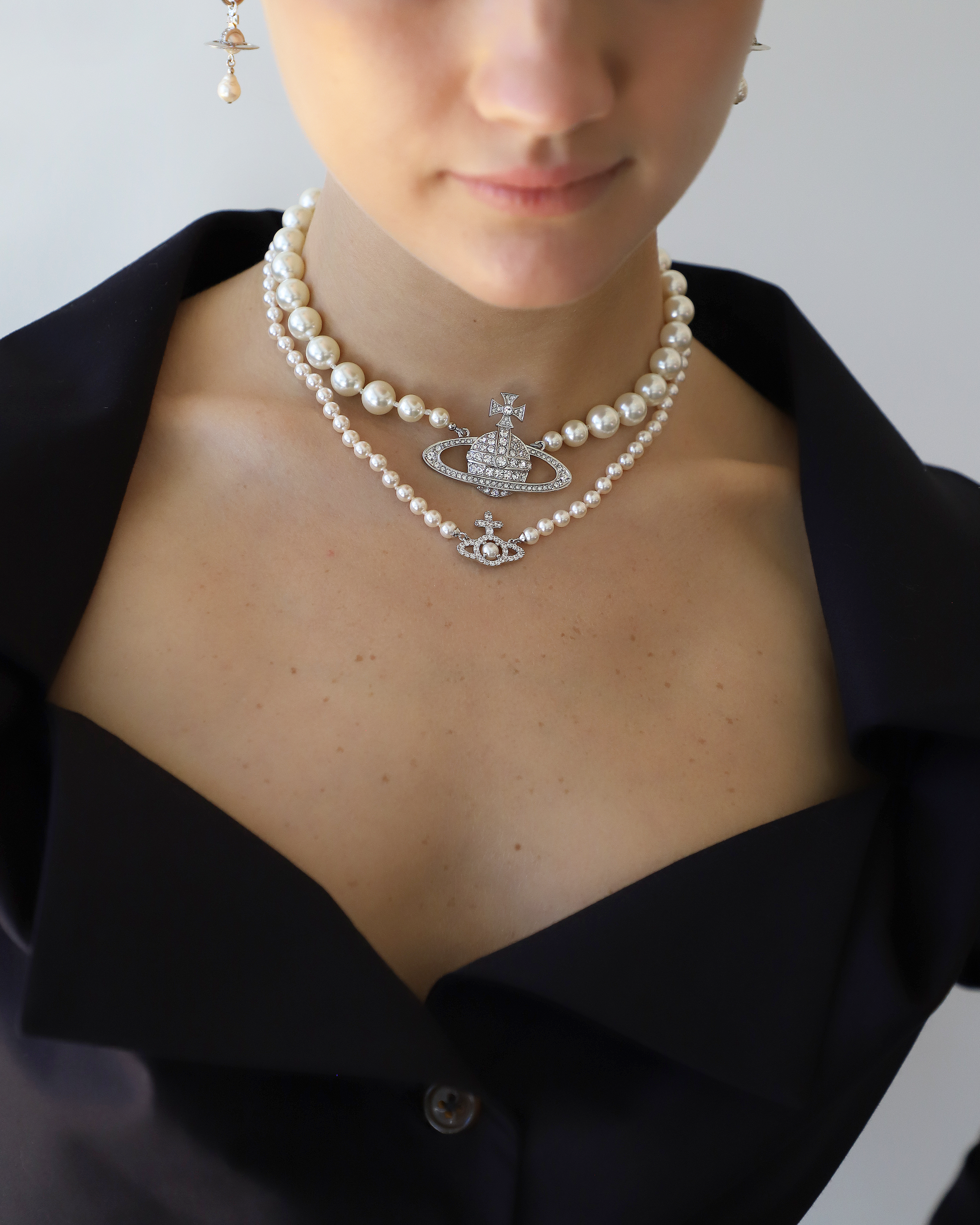 Westwood One Row Pearl Bas Relief Choker Vivienne Westwood