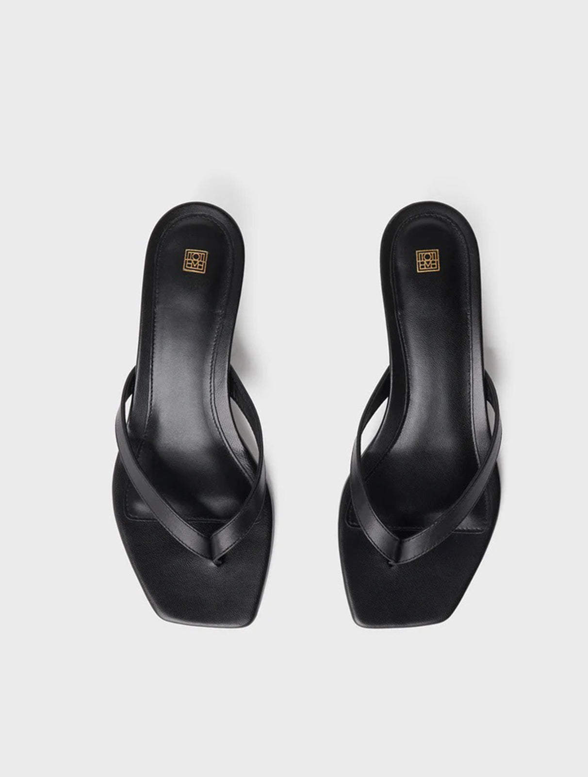 The Gathered Scoop-Heel Sandal black – TOTEME